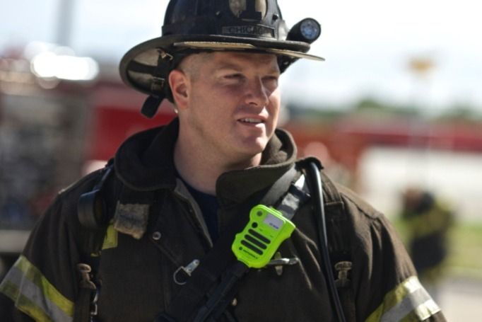 walkie talkie para servicios de emergencia como bomberos, soluciones moviles en colombia